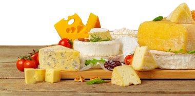 peynir ahşap masa üzerinde farklı türde yakın çekim