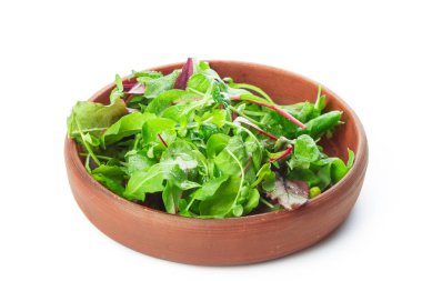 İzole üzerinde beyaz arka plan kase yeşil yaprakları