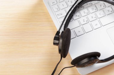 klavye bilgisayar dizüstü bilgisayarda kulaklık, yakın çekim