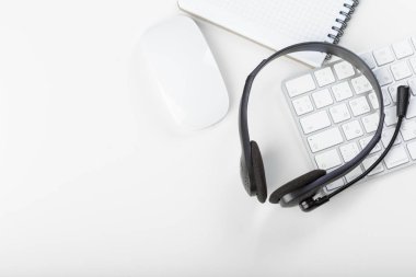 klavye bilgisayar dizüstü bilgisayarda kulaklık, yakın çekim