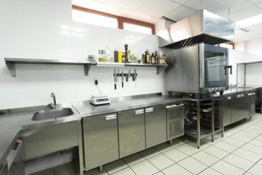 Bir restoranda modern mutfak ekipmanları