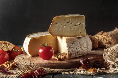 Tahta masadaki peynir.
