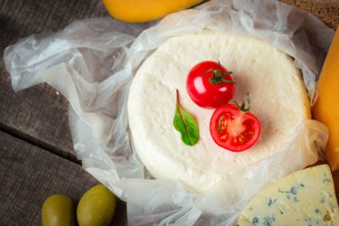 peynir ahşap masa üzerinde farklı türde yakın çekim