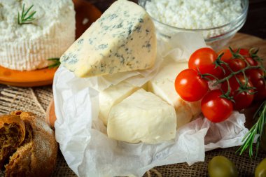 peynir ahşap masa üzerinde farklı türde yakın çekim