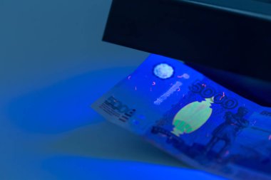 ultraviyole lambası altında para atmayı yakın çekim