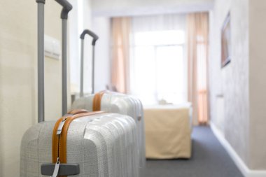 Modern bir otel odasında valiz ya da bavul.