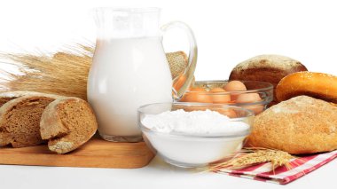 Masada ekmek ve süt var.