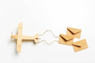 ahşap uçak ve açık renkli harfinde yakın çekim 