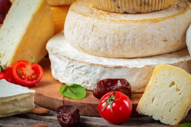 peynir ahşap masa üzerinde farklı türde yakın çekim