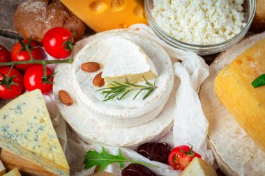 peynir ahşap masa üzerinde farklı türde yakın çekim