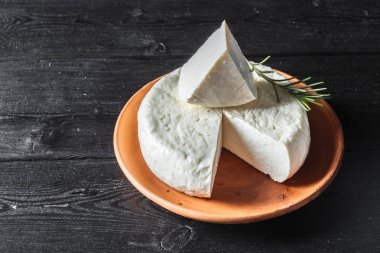 peynir masaya yakın çekim 