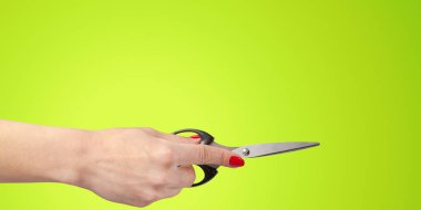 Maskara kozmetik Tüp renk arka plan üzerinde izole kadın elle