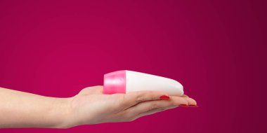Kadın el ile renk arka plan üzerinde izole bir deodorant roll