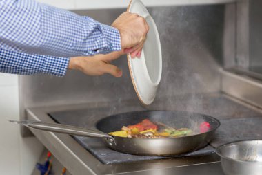 Gaz sobası ile Şef kızartma sebze Mutfakta yangın