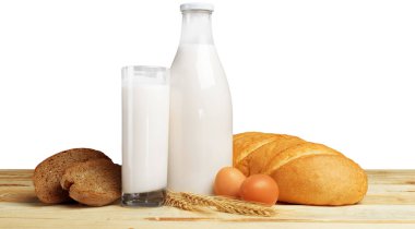 Masada ekmek ve süt var.