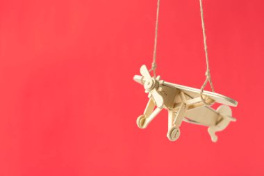 renkli arka plan üzerinde oyuncak uçak, yakın çekim 