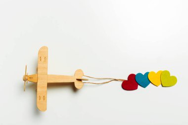 Beyaz arka plan üzerinde oyuncak uçak, yakın çekim 