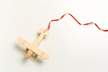 Beyaz arka plan üzerinde oyuncak uçak, yakın çekim 