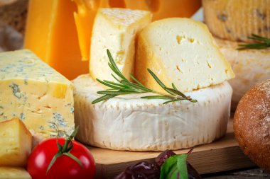 peynir ahşap masa üzerinde farklı türde yakın çekim