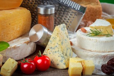 peynir ahşap masa üzerinde farklı türde yakın çekim