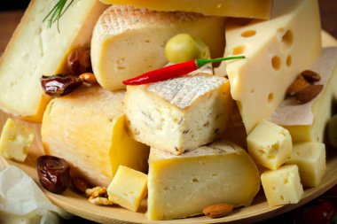 peynir ahşap masa üzerinde farklı türde yakın çekim