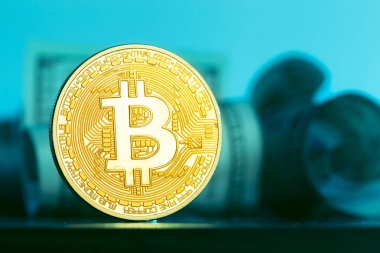 Bitcoin ve doları banknot, para kavramı yakın çekim