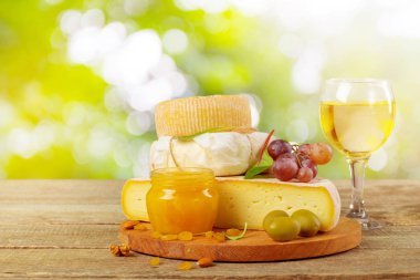 Lezzetli güzel peynir kompozisyon ahşap tahta üzerinde