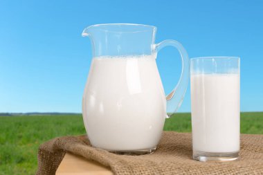 ahşap masa üzerinde süt