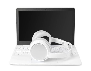 Laptop ve beyaz arka plan üzerinde izole kulaklık 