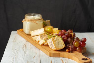 peynir ahşap masa üzerinde farklı türde yakın çekim