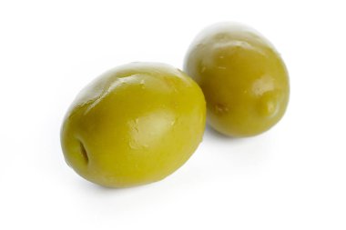 Beyaz arkaplanda yeşil zeytinler izole 