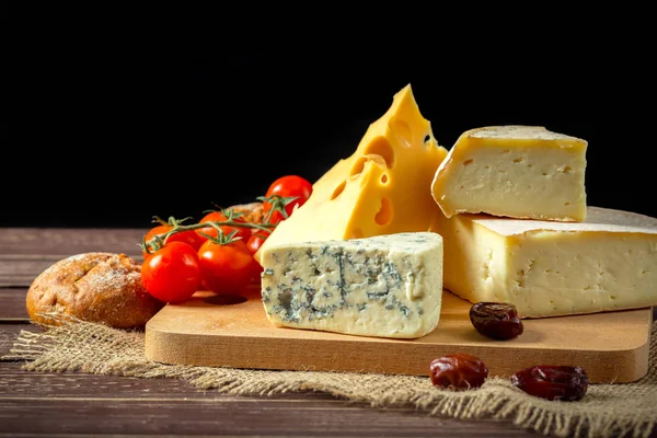 Close Diferentes Tipos Queijo Mesa Madeira — Fotografia de Stock