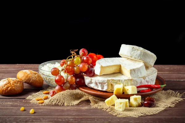 Close Diferentes Tipos Queijo Mesa Madeira — Fotografia de Stock