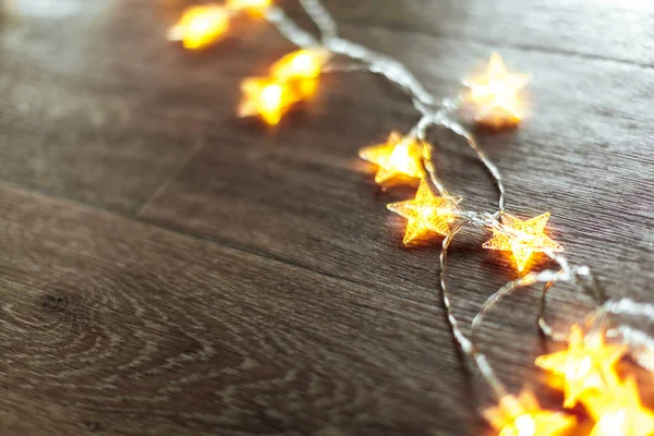 Primer Plano Luces Brillantes Sobre Fondo Madera —  Fotos de Stock