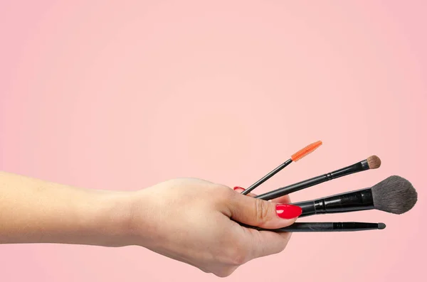 Ženská Ruka Drží Kosmetické Nástroje Izolované Barvu Pozadí — Stock fotografie