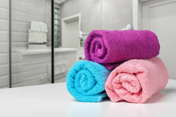 Toalha Colorida Brilhante Uma Prateleira Banheiro — Fotografia de Stock