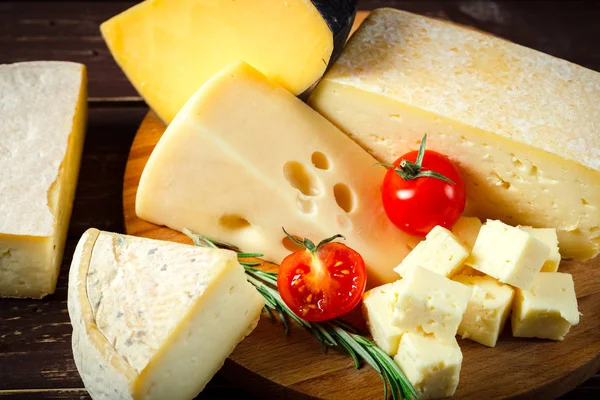 peynir ahşap masa üzerinde farklı türde yakın çekim