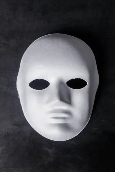 Fechar Máscara Branca Fundo Escuro — Fotografia de Stock