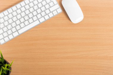 Modern çalışma iş masası bilgisayar klavye ile üstten görünüm