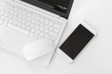 Ofis masaları ile klavye