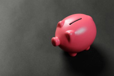 kumbara siyah backgorund üzerinde yakın çekim 