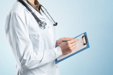 Beyaz önlük tıbbi doktor önden görünümü