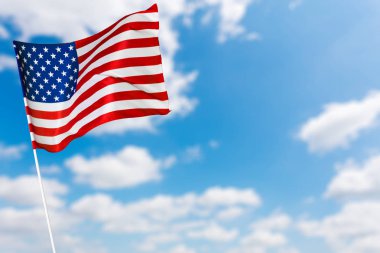 Mavi gökyüzü arka planında Amerikan bayrağı
