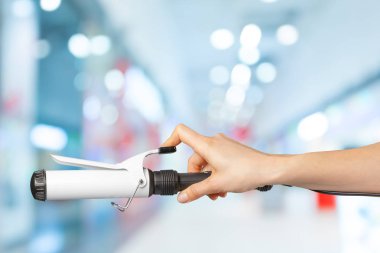 Kuaför curling saç tutan el yakın çekim