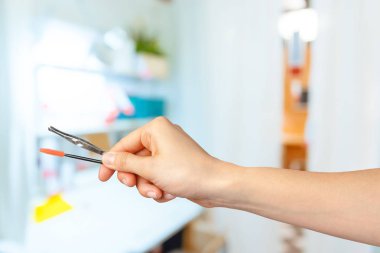 profesyonel makyaj fırça tutan el