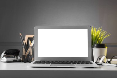 Ofis resepsiyon masası bilgisayar ve sarf malzemeleri, yakın çekim