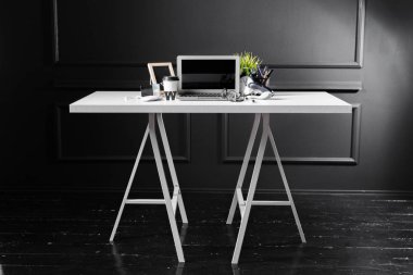 Ofis resepsiyon masası bilgisayar ve sarf malzemeleri, yakın çekim