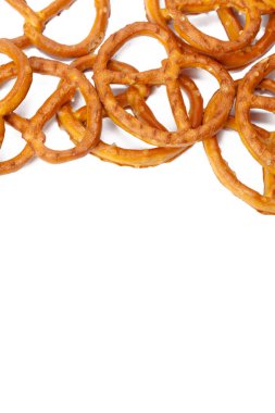 Beyaz arka plan üzerinde izole sırlı ve tuzlu kraker 