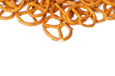 Beyaz arka plan üzerinde izole sırlı ve tuzlu kraker 