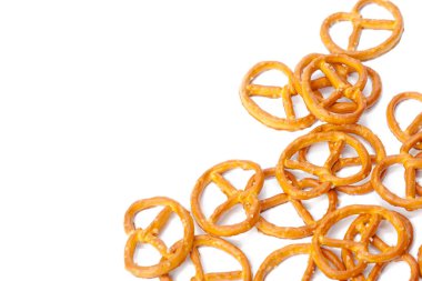 Beyaz arka plan üzerinde izole sırlı ve tuzlu kraker 